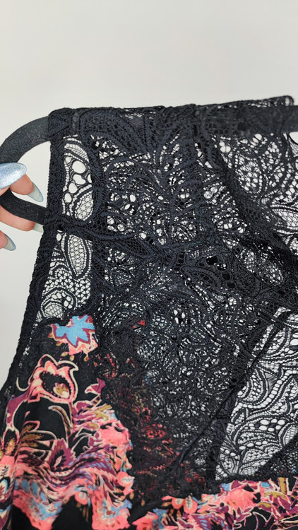 تاپ زنانه استوک اروپایی برند فری پیپل (Free People) مشکی با طرحهای رنگی اسلیمی و یقه ایستاده گیپور، گرید A, موجود در زرماه گالری