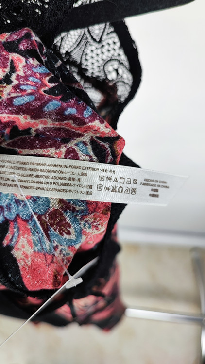 تاپ زنانه استوک اروپایی برند فری پیپل (Free People) مشکی با طرحهای رنگی اسلیمی و یقه ایستاده گیپور، گرید A, موجود در زرماه گالری