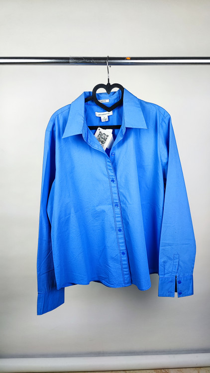 شومیز زنانه آستین بلند برند Liz Claiborne رنگ آبی کاربنی استوک اروپایی گرید A مناسب استایل رسمی و کژوال