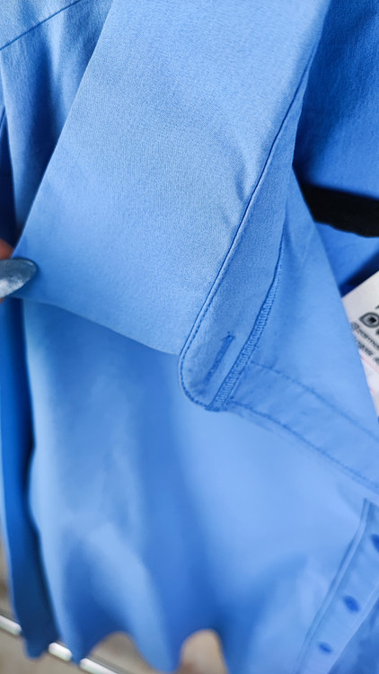 شومیز زنانه آستین بلند برند Liz Claiborne رنگ آبی کاربنی استوک اروپایی گرید A مناسب استایل رسمی و کژوال