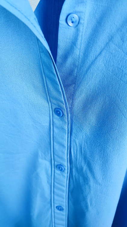 شومیز زنانه آستین بلند برند Liz Claiborne رنگ آبی کاربنی استوک اروپایی گرید A مناسب استایل رسمی و کژوال