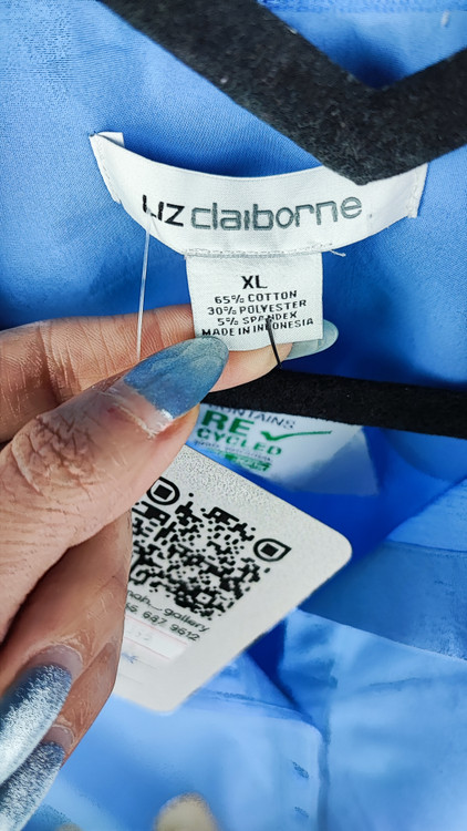 شومیز زنانه آستین بلند برند Liz Claiborne رنگ آبی کاربنی استوک اروپایی گرید A مناسب استایل رسمی و کژوال