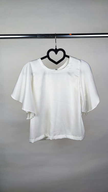 شومیز نیمتنه ساتن کرم شیری زنانه استوک وارداتی با آستین کلوش کوتاه و یقه گرد گالری زرماه