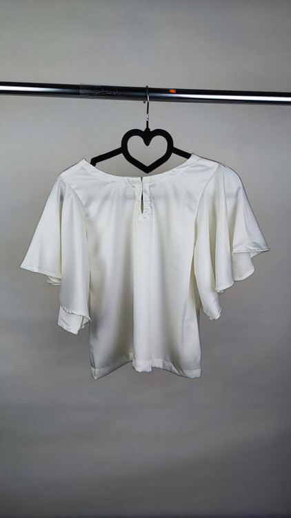 شومیز نیمتنه ساتن کرم شیری زنانه استوک وارداتی با آستین کلوش کوتاه و یقه گرد گالری زرماه