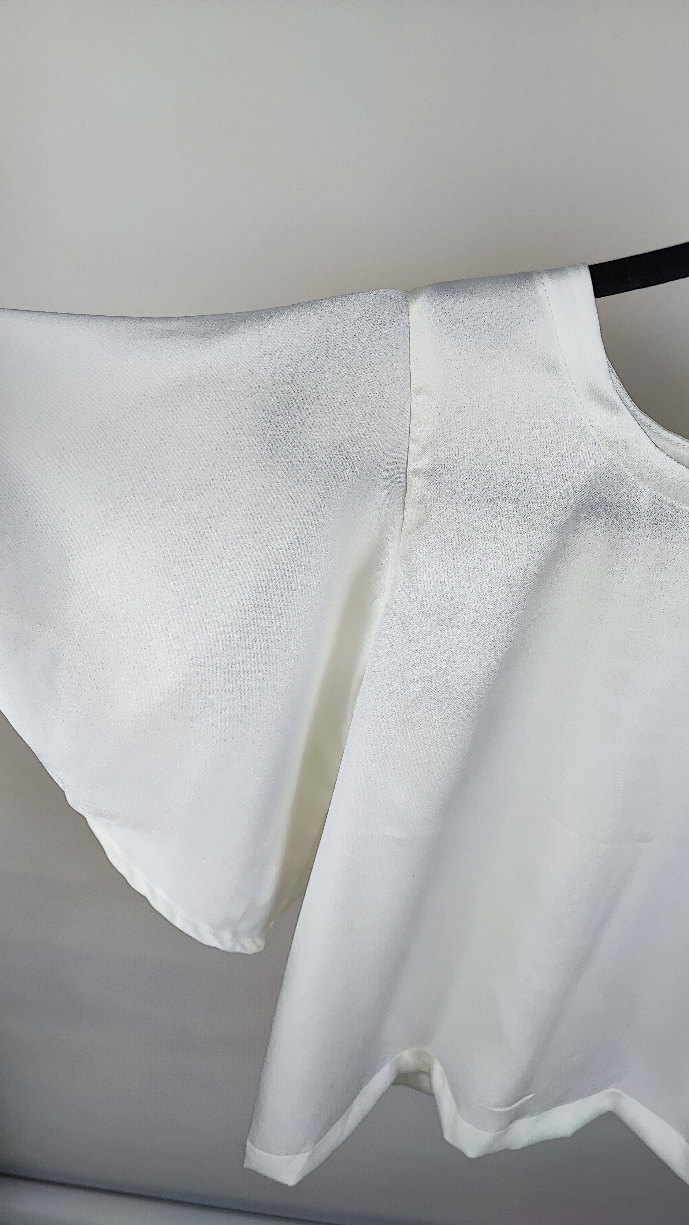 شومیز نیمتنه ساتن کرم شیری زنانه استوک وارداتی با آستین کلوش کوتاه و یقه گرد گالری زرماه