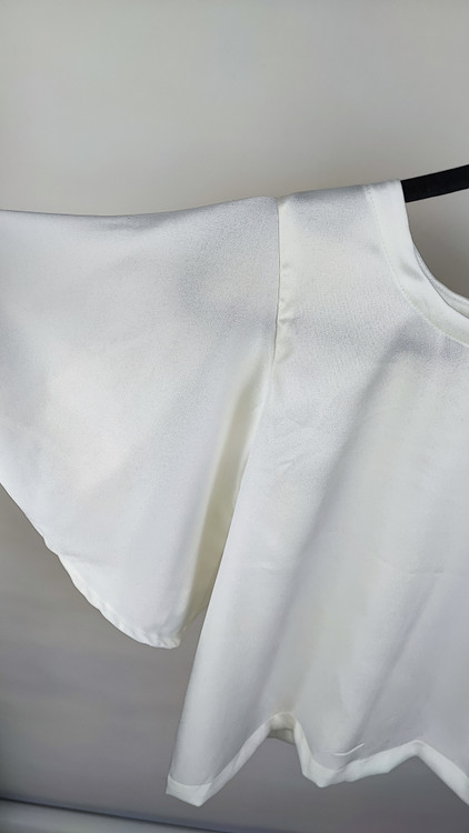 شومیز نیمتنه ساتن کرم شیری زنانه استوک وارداتی با آستین کلوش کوتاه و یقه گرد گالری زرماه