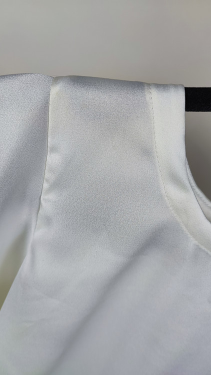 شومیز نیمتنه ساتن کرم شیری زنانه استوک وارداتی با آستین کلوش کوتاه و یقه گرد گالری زرماه