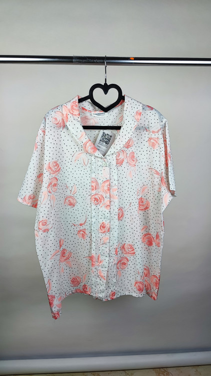 شومیز زنانه سایزبزرگ برند Size Appeal رنگ سفید با گلهای صورتی و خالخال مشکی استوک اروپایی گرید