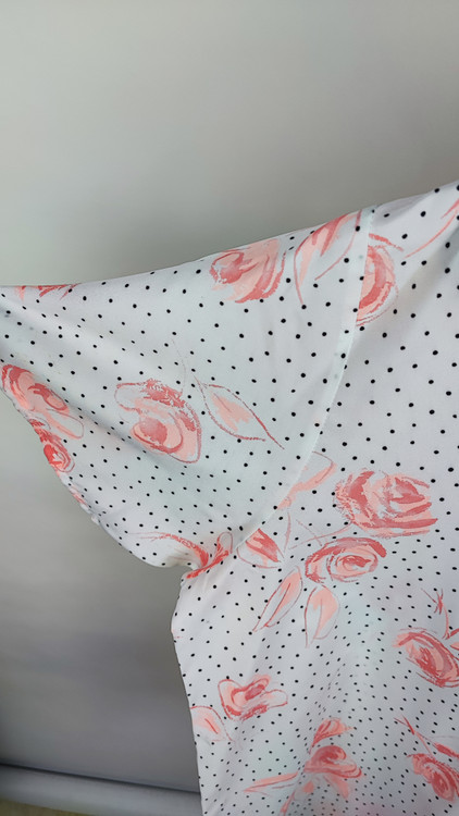 شومیز زنانه سایزبزرگ برند Size Appeal رنگ سفید با گلهای صورتی و خالخال مشکی استوک اروپایی گرید