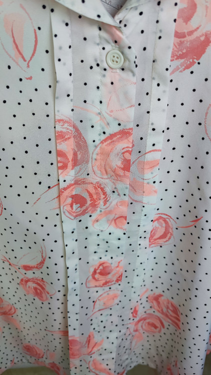 شومیز زنانه سایزبزرگ برند Size Appeal رنگ سفید با گلهای صورتی و خالخال مشکی استوک اروپایی گرید