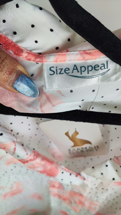 شومیز زنانه سایزبزرگ برند Size Appeal رنگ سفید با گلهای صورتی و خالخال مشکی استوک اروپایی گرید