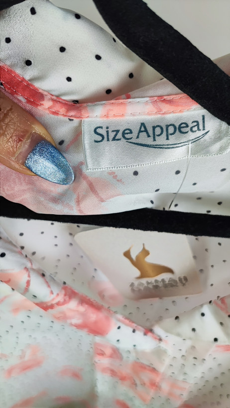 شومیز زنانه سایزبزرگ برند Size Appeal رنگ سفید با گلهای صورتی و خالخال مشکی استوک اروپایی گرید