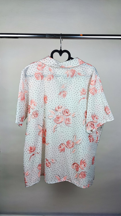 شومیز زنانه سایزبزرگ برند Size Appeal رنگ سفید با گلهای صورتی و خالخال مشکی استوک اروپایی گرید