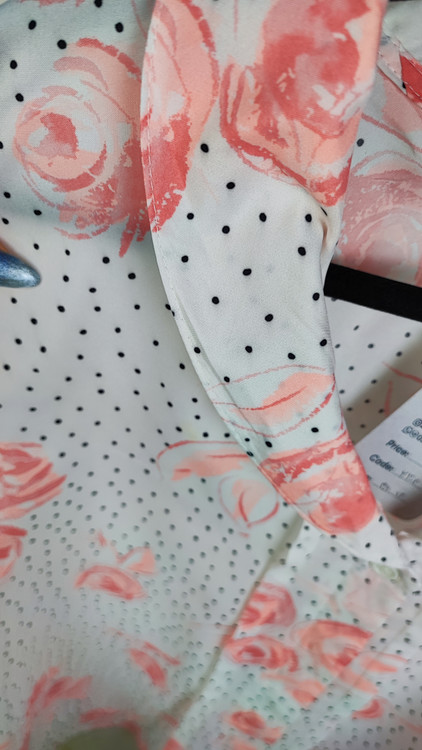 شومیز زنانه سایزبزرگ برند Size Appeal رنگ سفید با گلهای صورتی و خالخال مشکی استوک اروپایی گرید