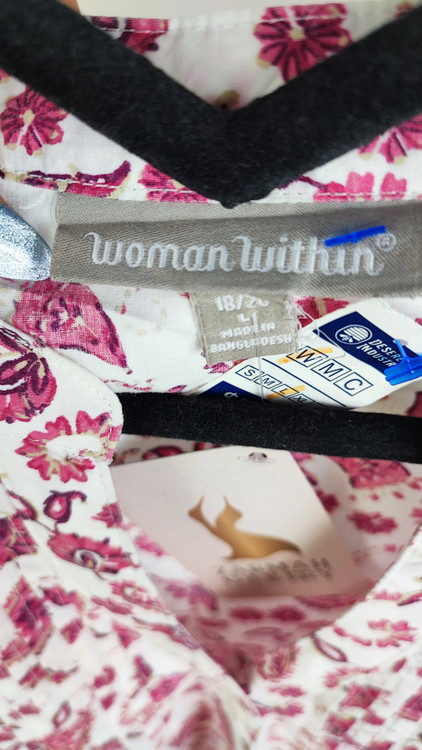 شومیز سایز بزرگ زنانه وارداتی برند Woman Within رنگ سفید با طرح بتهجقه صورتی گرید A مناسب سایز ۵۶ و