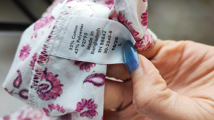 شومیز سایز بزرگ زنانه وارداتی برند Woman Within رنگ سفید با طرح بتهجقه صورتی گرید A مناسب سایز ۵۶ و