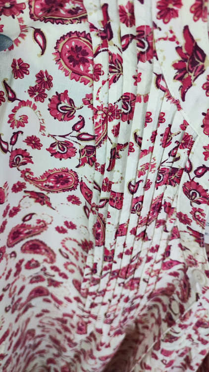 شومیز سایز بزرگ زنانه وارداتی برند Woman Within رنگ سفید با طرح بتهجقه صورتی گرید A مناسب سایز ۵۶ و