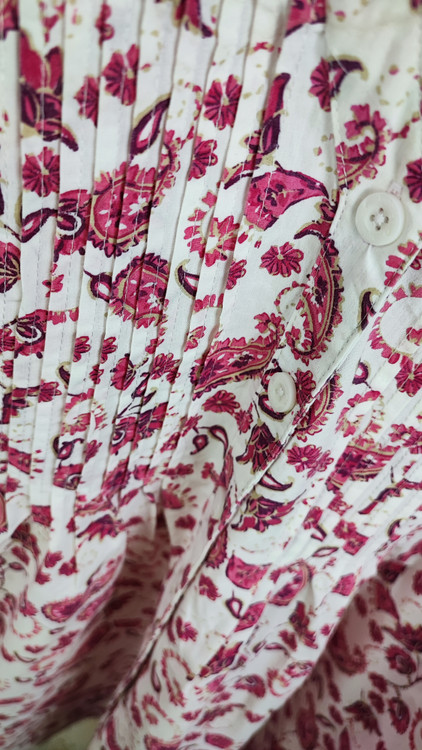 شومیز سایز بزرگ زنانه وارداتی برند Woman Within رنگ سفید با طرح بتهجقه صورتی گرید A مناسب سایز ۵۶ و