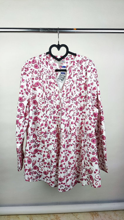 شومیز سایز بزرگ زنانه وارداتی برند Woman Within رنگ سفید با طرح بتهجقه صورتی گرید A مناسب سایز ۵۶ و