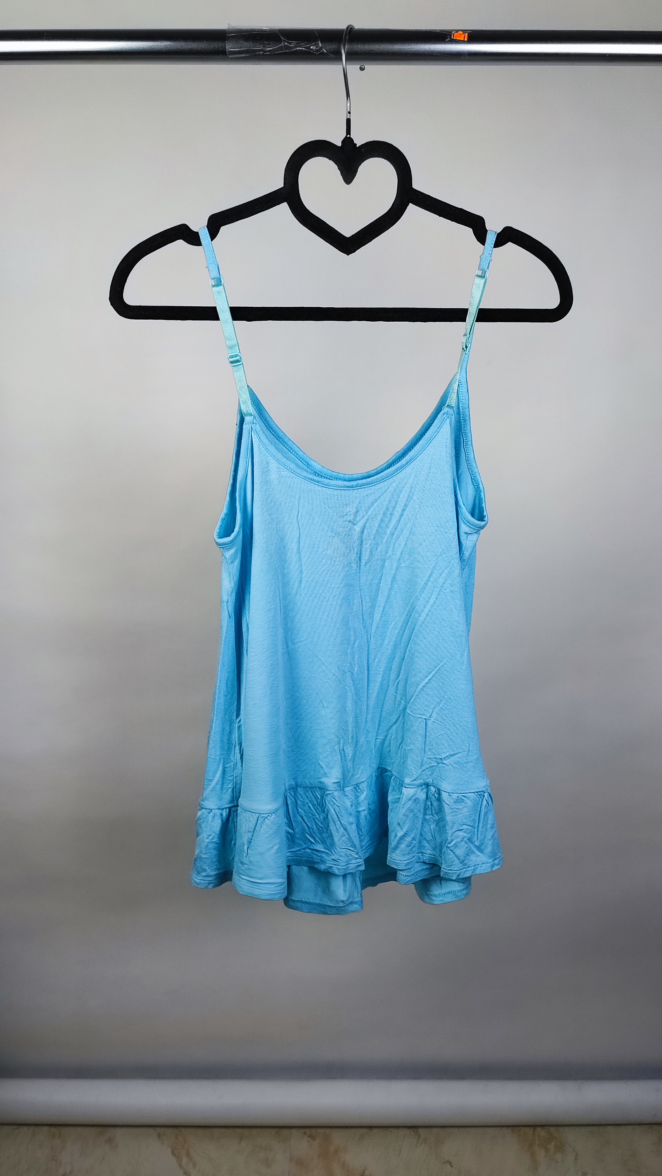 تاپ زنانه استوک برند Secret Treasures رنگ آبی روشن دارای بند قابل تنظیم مناسب سایز مدیوم و لارج