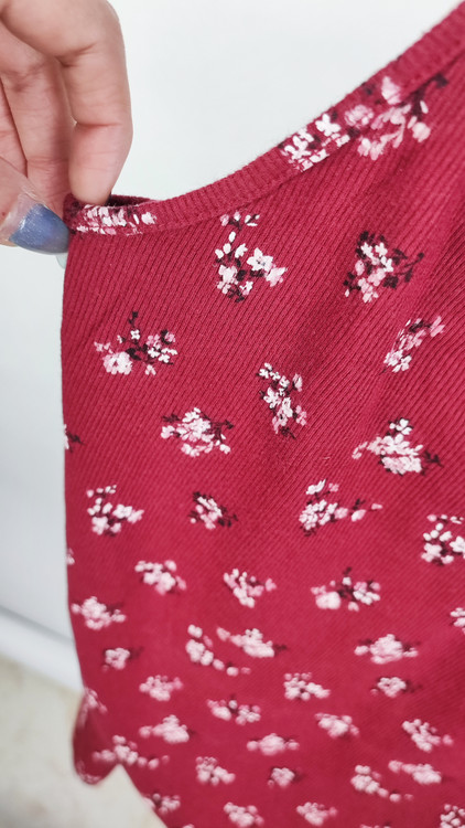 تاپ بندی زنانه استوک خارجی برند نو باندریز رنگ زرشکی گلدار پارچه کبریتی گرید B مناسب استایل راحت و خانگی