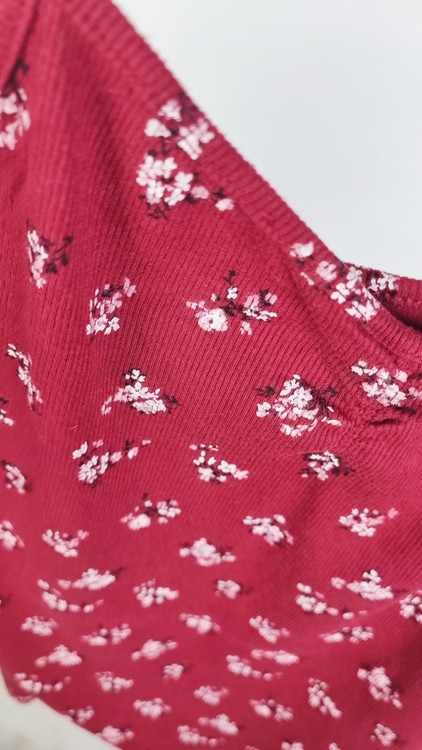 تاپ بندی زنانه استوک خارجی برند نو باندریز رنگ زرشکی گلدار پارچه کبریتی گرید B مناسب استایل راحت و خانگی