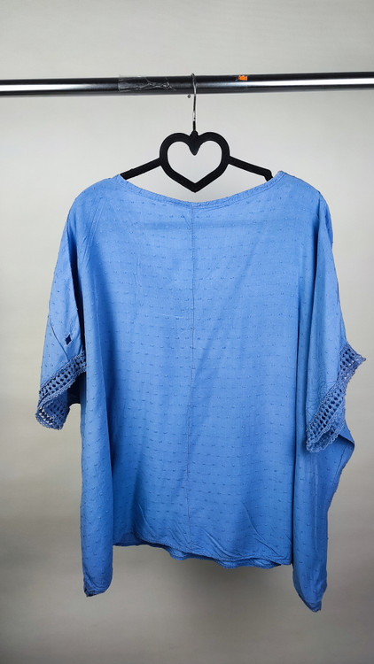 شومیز زنانه سایز بزرگ رنگ آبی روشن برند استوک وارداتی مدل یقه هفت گیپور دوزی شده