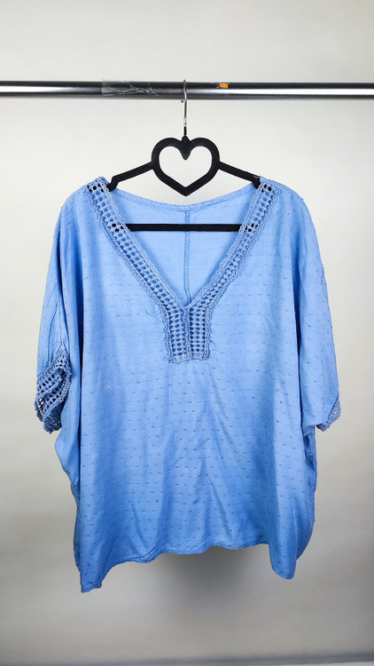 شومیز زنانه سایز بزرگ رنگ آبی روشن برند استوک وارداتی مدل یقه هفت گیپور دوزی شده