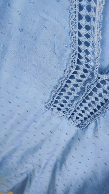 شومیز زنانه سایز بزرگ رنگ آبی روشن برند استوک وارداتی مدل یقه هفت گیپور دوزی شده