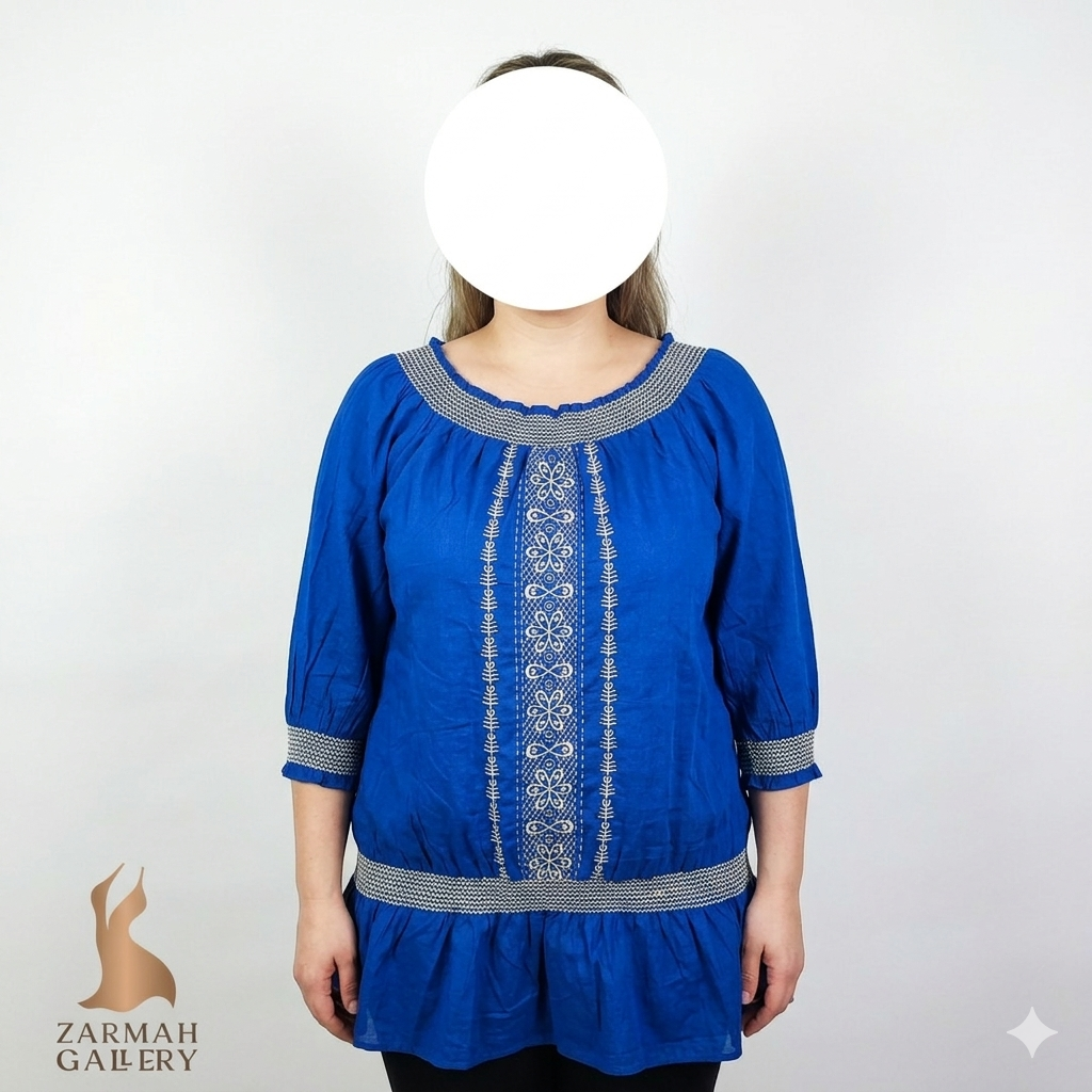 شومیز زنانه پنبهای وارداتی برند سام اند مکس رنگ آبی کاربنی با گلدوزی سفید روی سینه و یقه قایقی استوک درجه