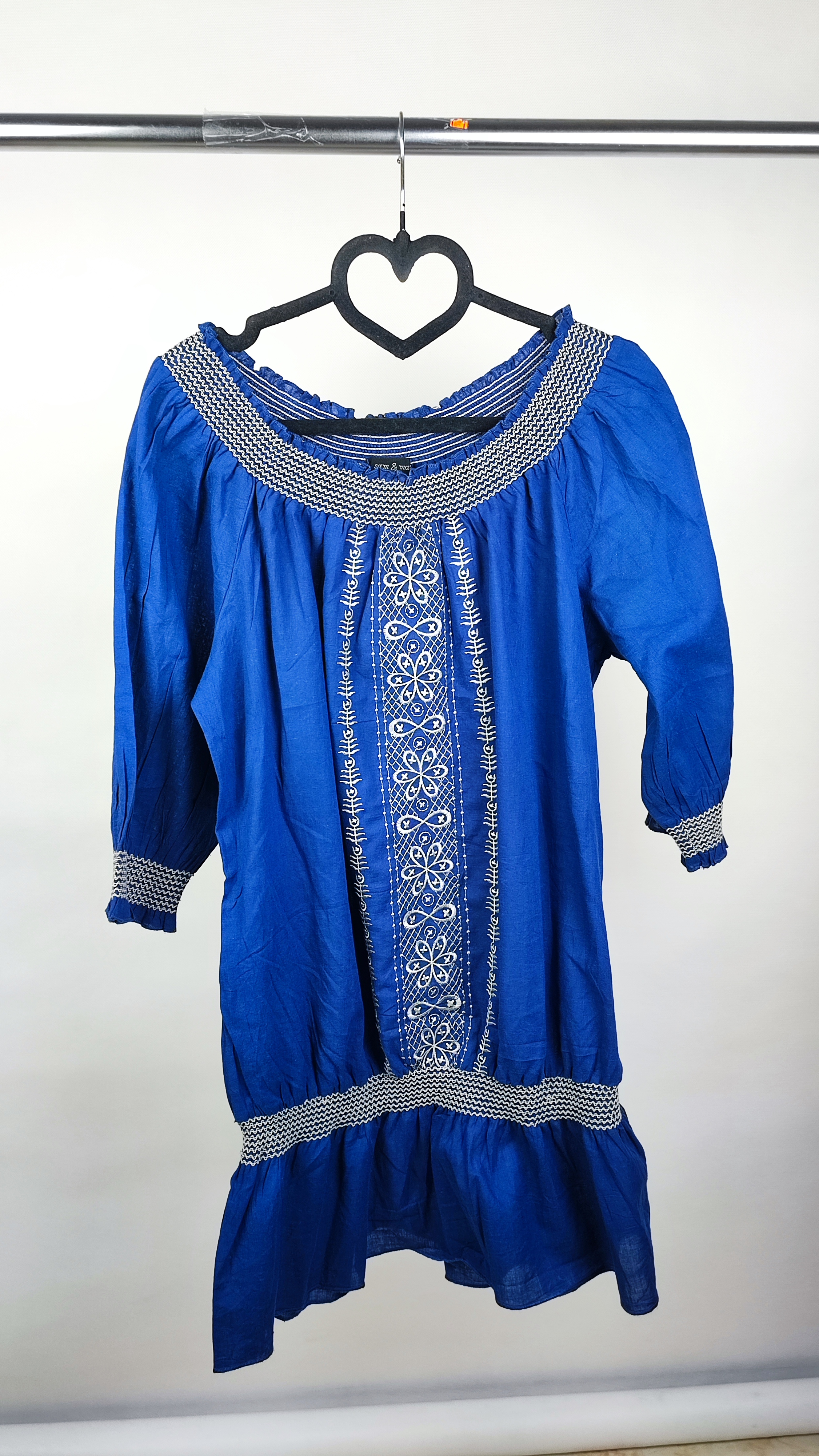 شومیز زنانه پنبهای وارداتی برند سام اند مکس رنگ آبی کاربنی با گلدوزی سفید روی سینه و یقه قایقی استوک درجه