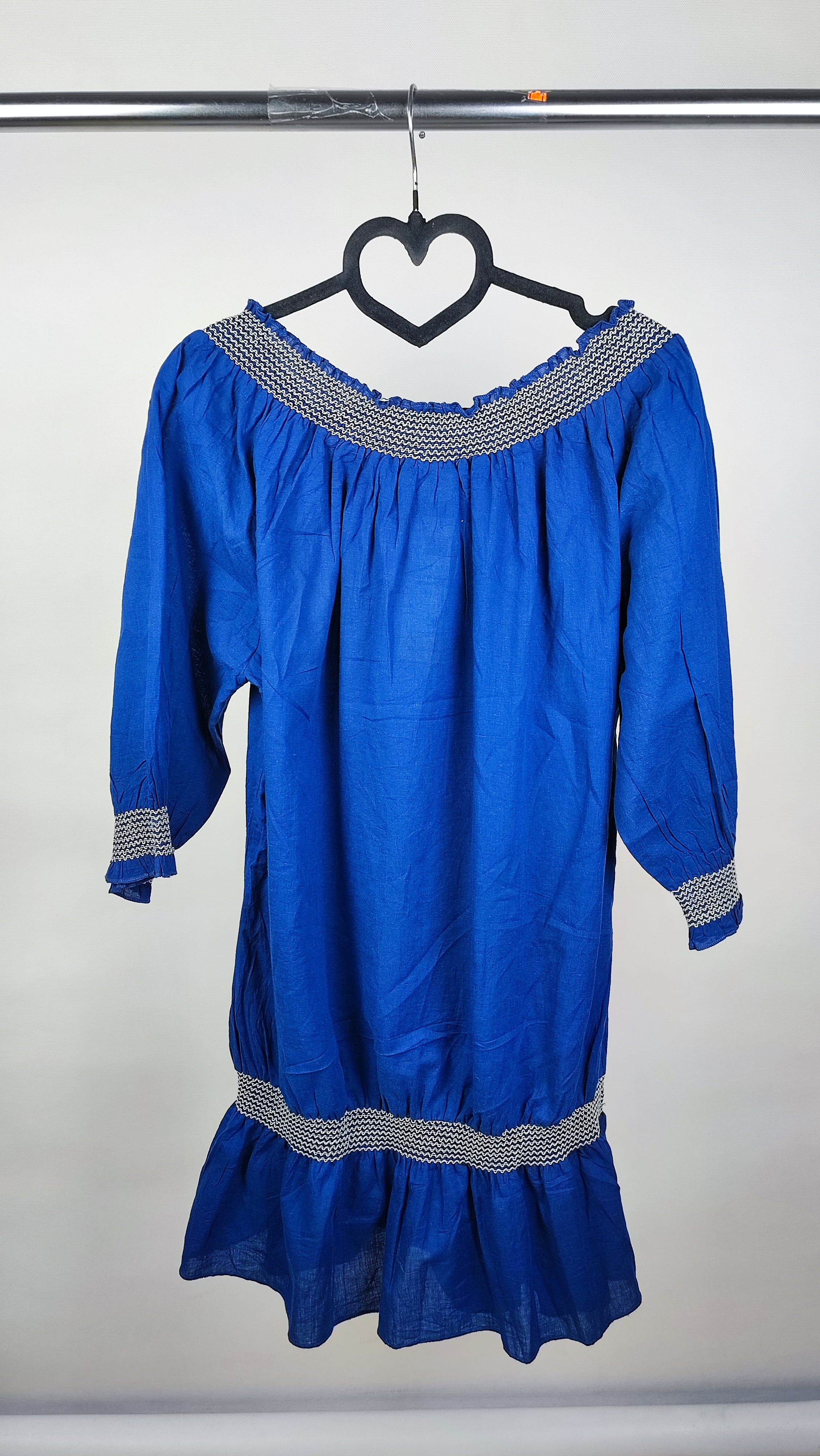 شومیز زنانه پنبهای وارداتی برند سام اند مکس رنگ آبی کاربنی با گلدوزی سفید روی سینه و یقه قایقی استوک درجه