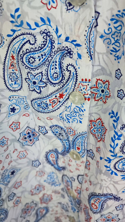 شومیز زنانه استوک اروپایی گرید A طرح بتهجقه آبی و قرمز برند Draper's & Damon's سایز بزرگ مدل کژوال