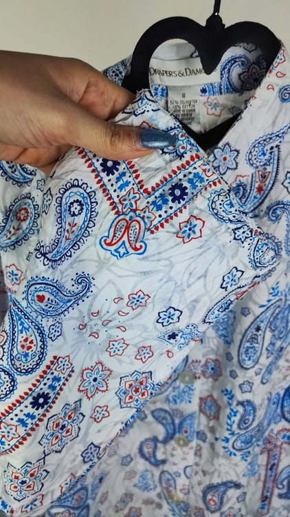 شومیز زنانه استوک اروپایی گرید A طرح بتهجقه آبی و قرمز برند Draper's & Damon's سایز بزرگ مدل کژوال