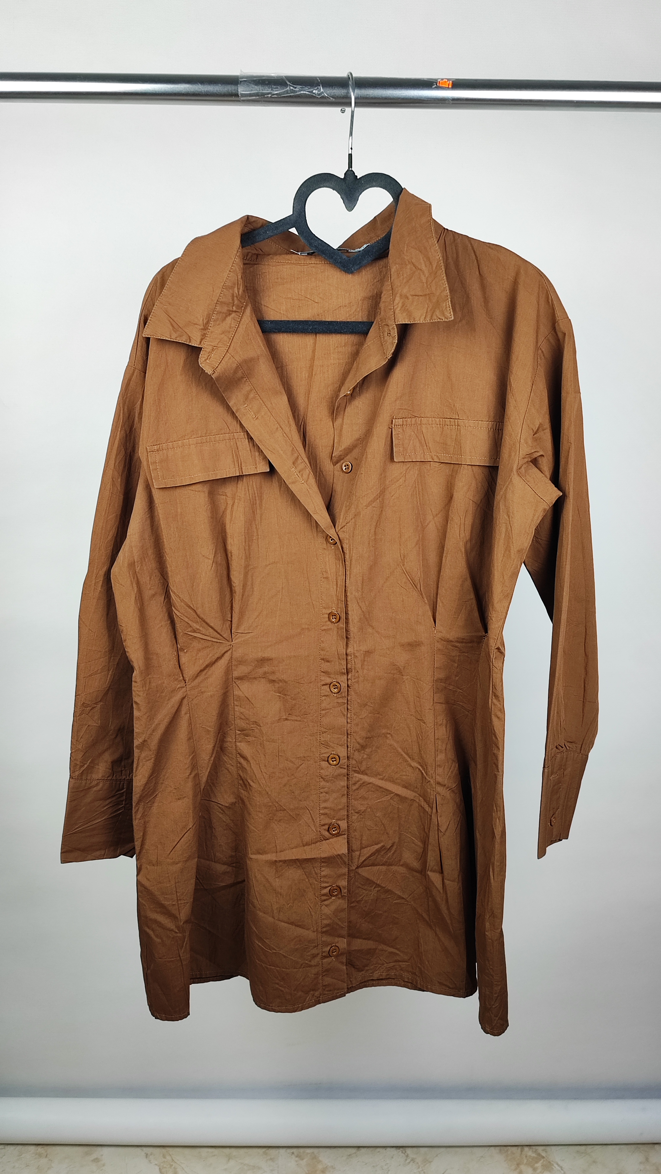 شومیز پیراهنی زنانه بلند نخی رنگ قهوهای با دو جیب روی سینه برند مینت وانیلا استوک اروپایی