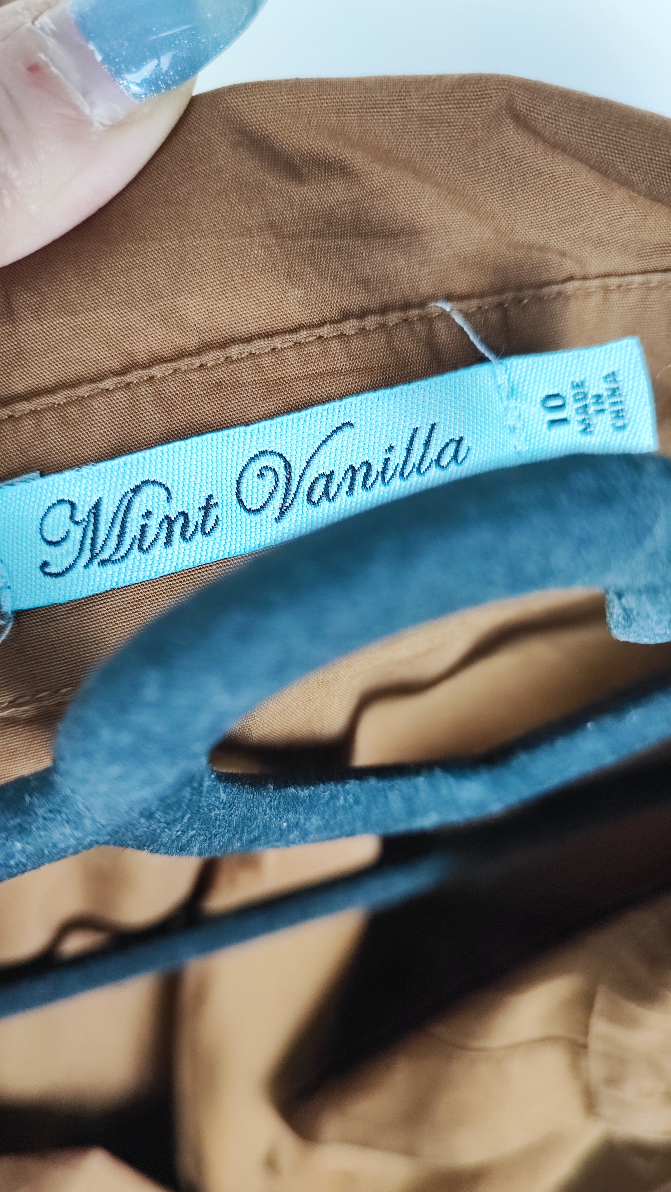 شومیز پیراهنی زنانه بلند نخی رنگ قهوهای با دو جیب روی سینه برند مینت وانیلا استوک اروپایی