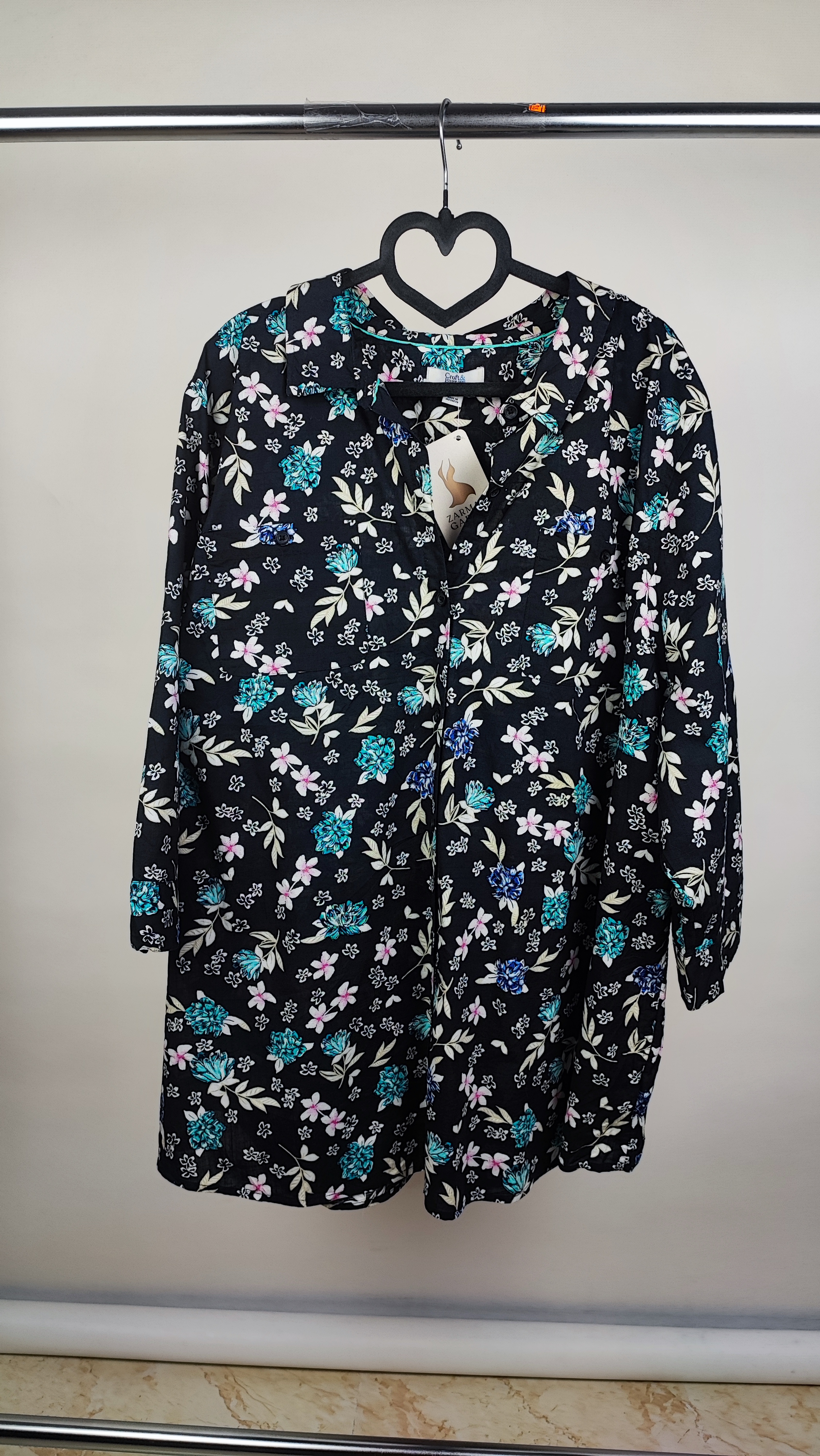 شومیز زنانه سایزبزرگ آستین بلند برند Croft & Barrow اصل زمینه مشکی با گلهای آبی و صورتی کد ۲۲۸۷ مدل پوشیده شده در تن