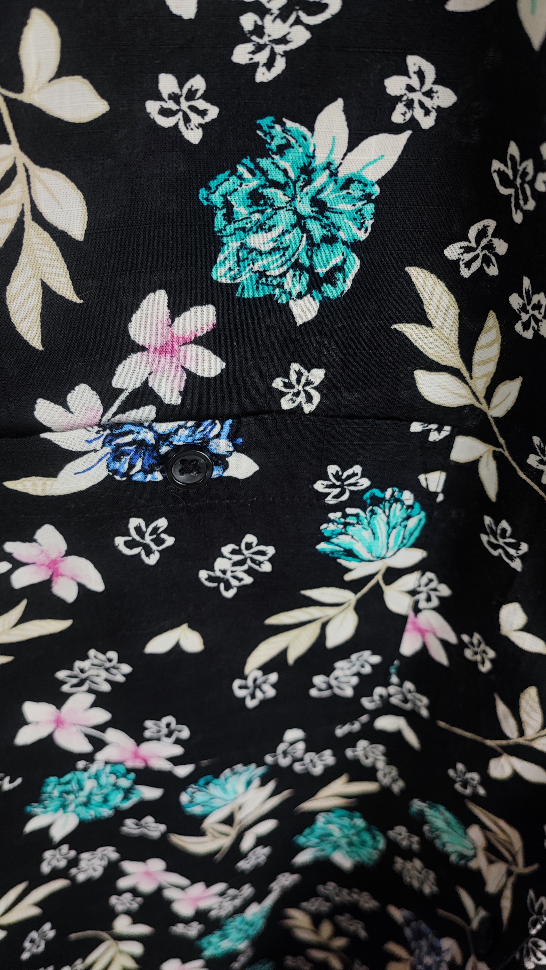 شومیز زنانه سایزبزرگ آستین بلند برند Croft & Barrow اصل زمینه مشکی با گلهای آبی و صورتی کد ۲۲۸۷ مدل پوشیده شده در تن