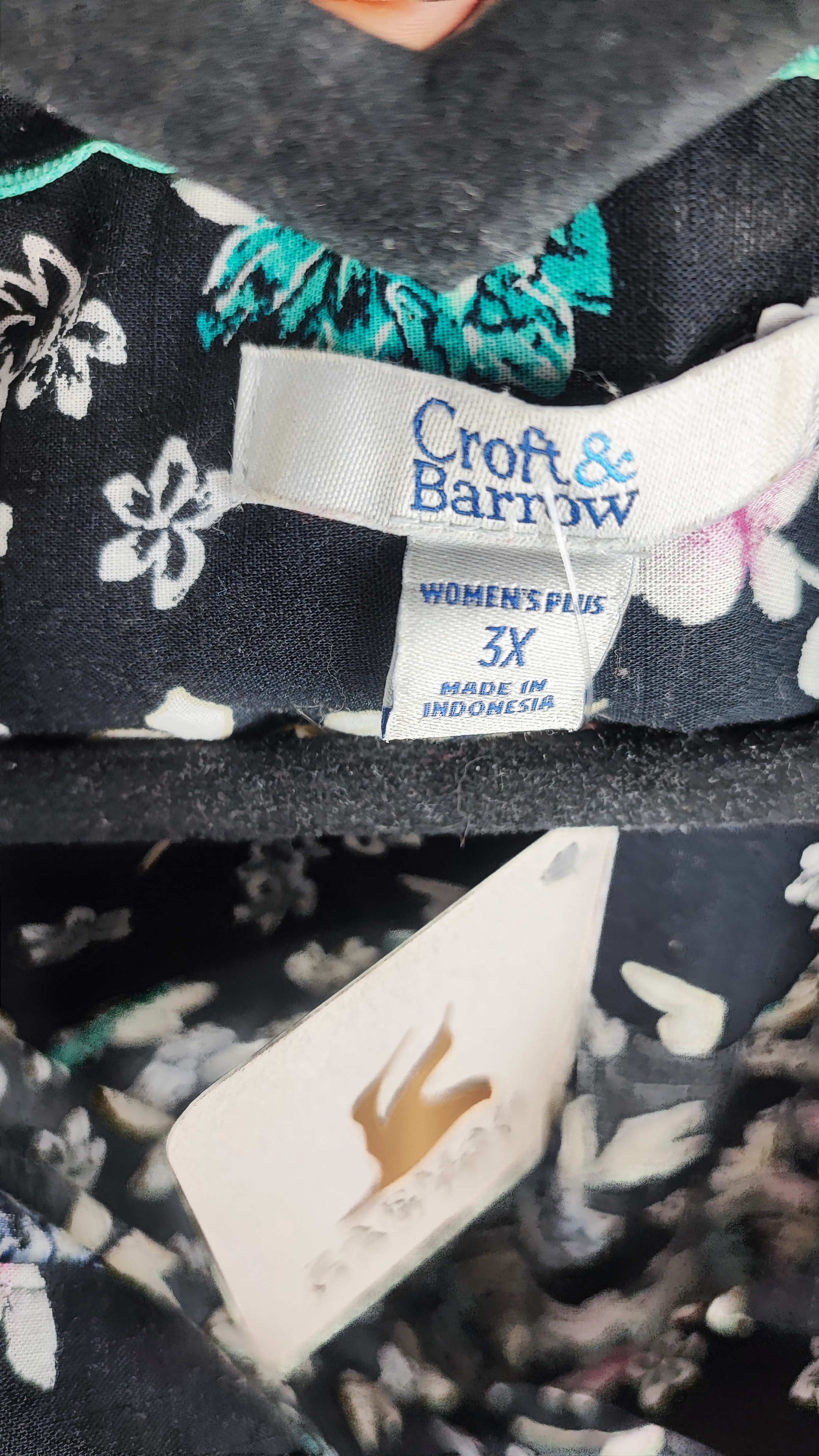 شومیز زنانه سایزبزرگ آستین بلند برند Croft & Barrow اصل زمینه مشکی با گلهای آبی و صورتی کد ۲۲۸۷ مدل پوشیده شده در تن