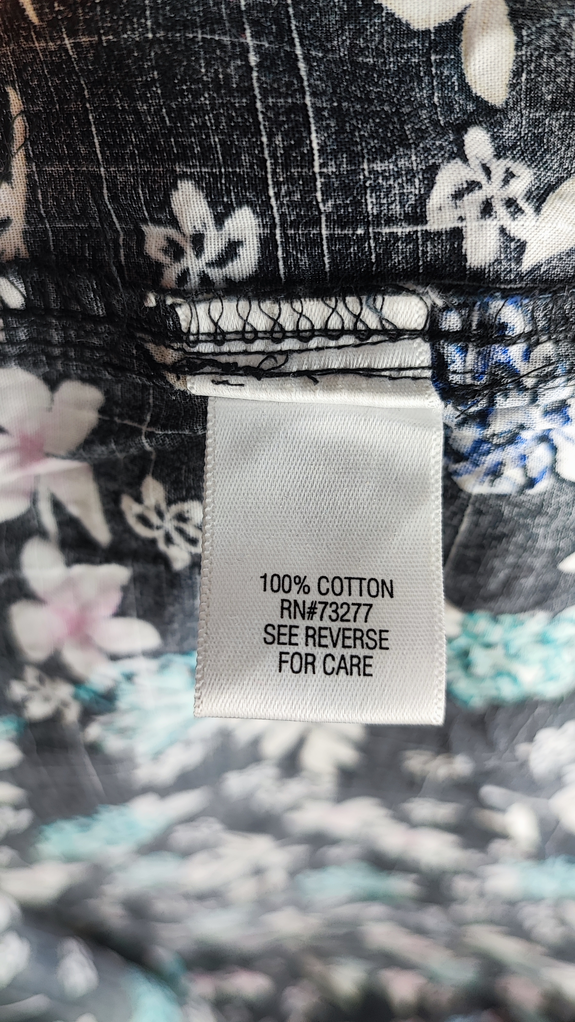 شومیز زنانه سایزبزرگ آستین بلند برند Croft & Barrow اصل زمینه مشکی با گلهای آبی و صورتی کد ۲۲۸۷ مدل پوشیده شده در تن