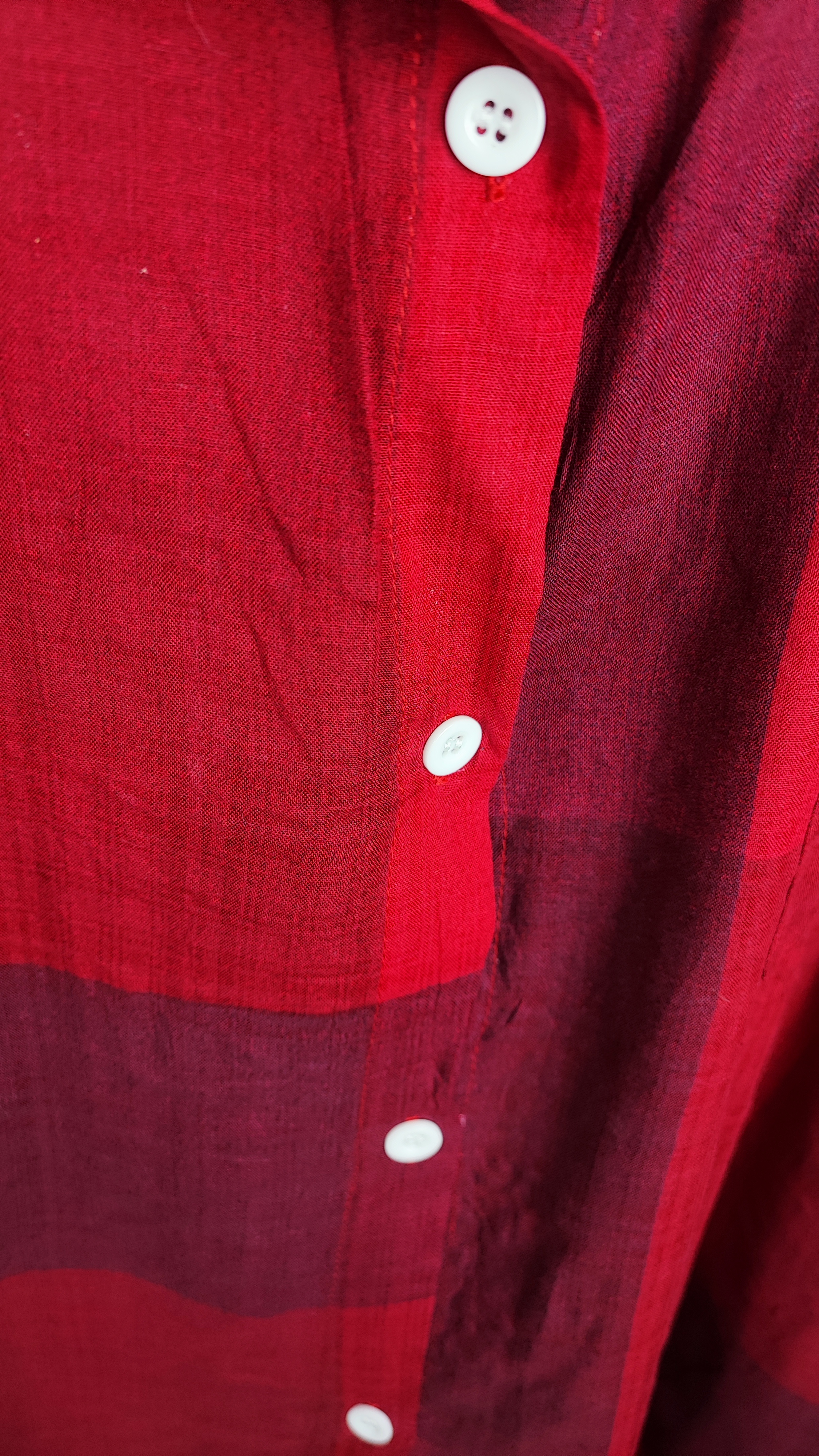 شومیز زنانه سایزبزرگ برند زانزیا چهارخانه قرمز و زرشکی استوک وارداتی جنس نخی درجه یک