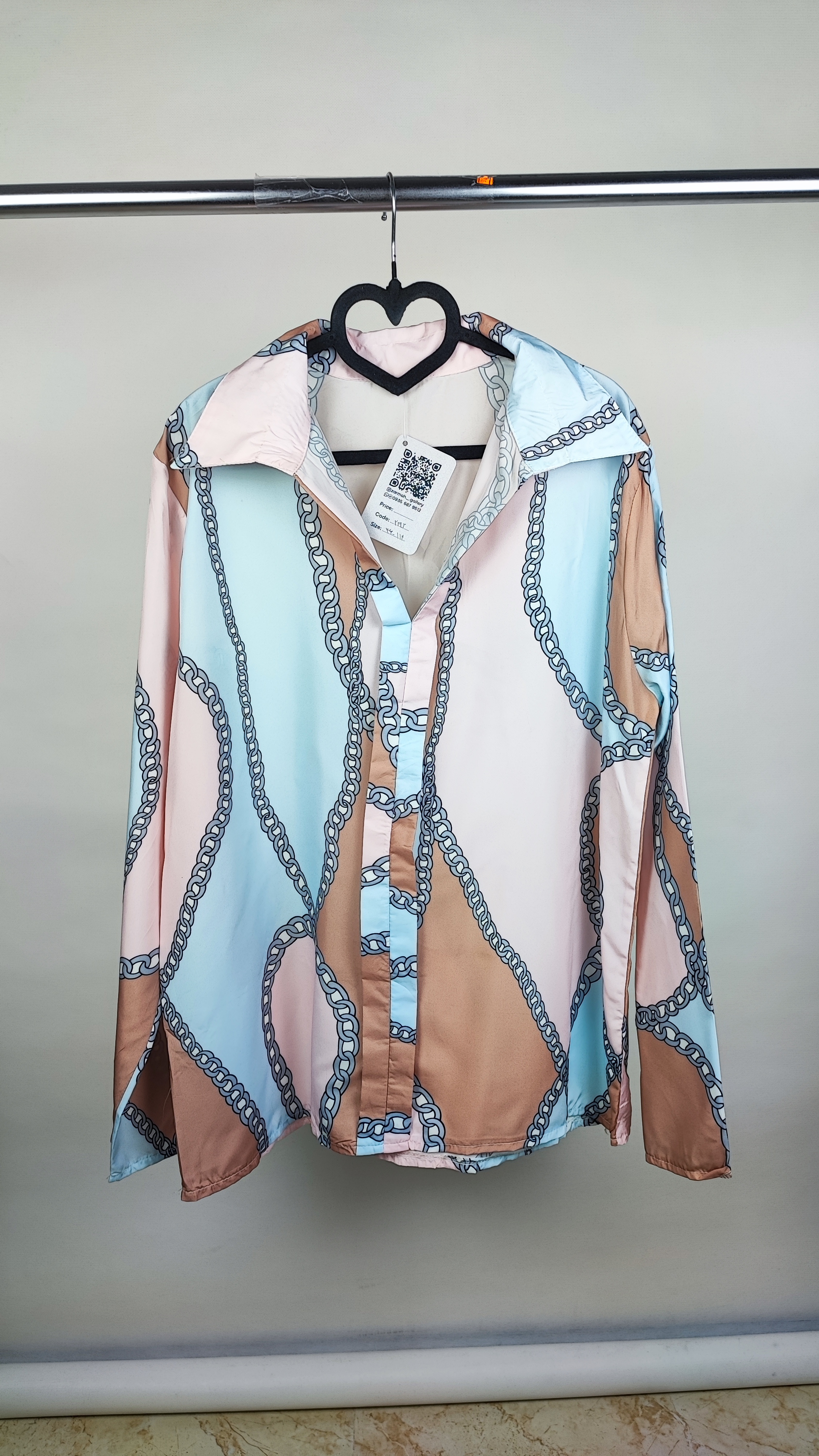 شومیز زنانه استوک وارداتی رنگ صورتی و آبی با طرح زنجیری برند اروپایی سایز بزرگ مناسب استایل مجلسی و کژوال در فروشگاه زرماه گالری