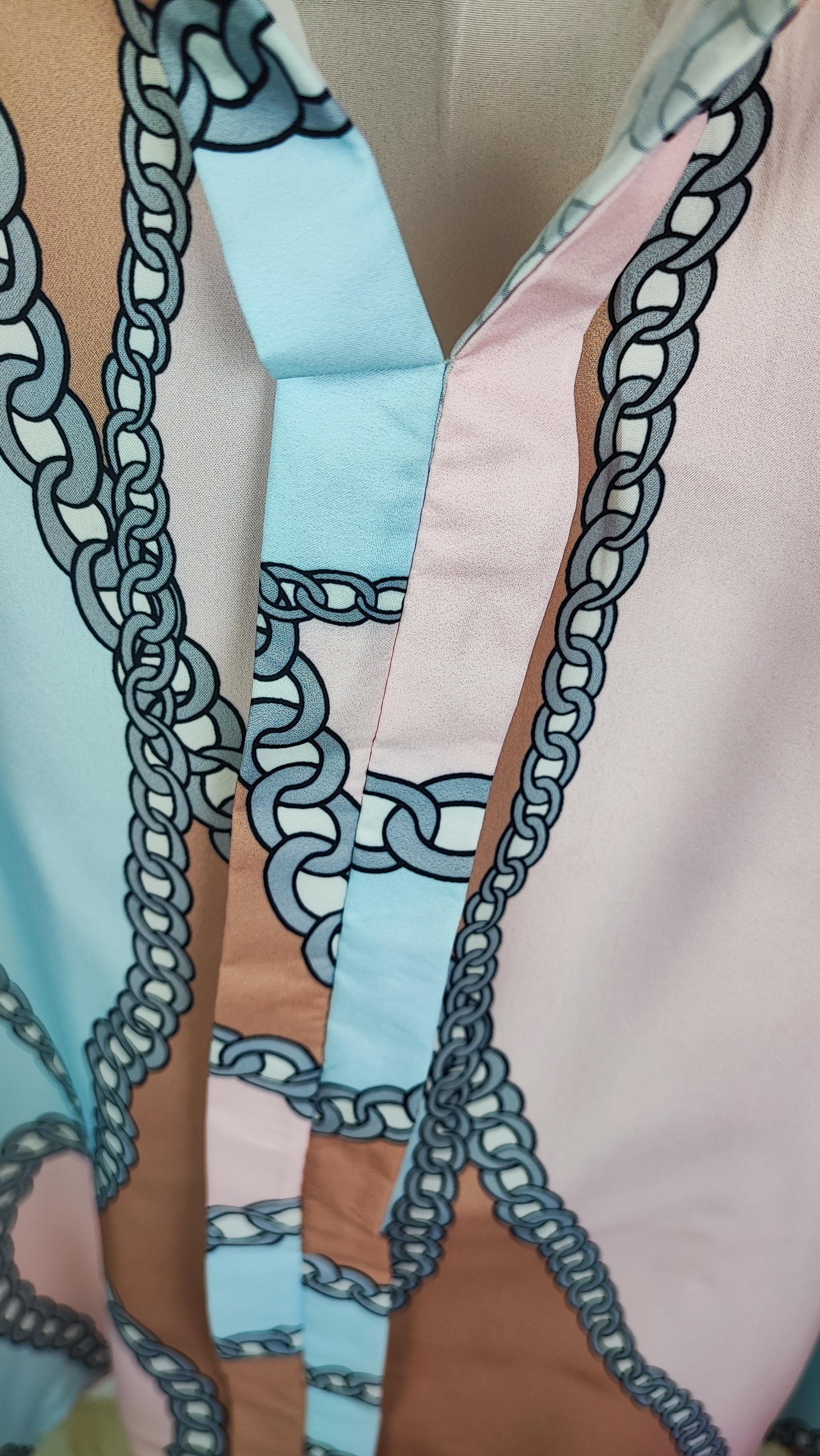 شومیز زنانه استوک وارداتی رنگ صورتی و آبی با طرح زنجیری برند اروپایی سایز بزرگ مناسب استایل مجلسی و کژوال در فروشگاه زرماه گالری