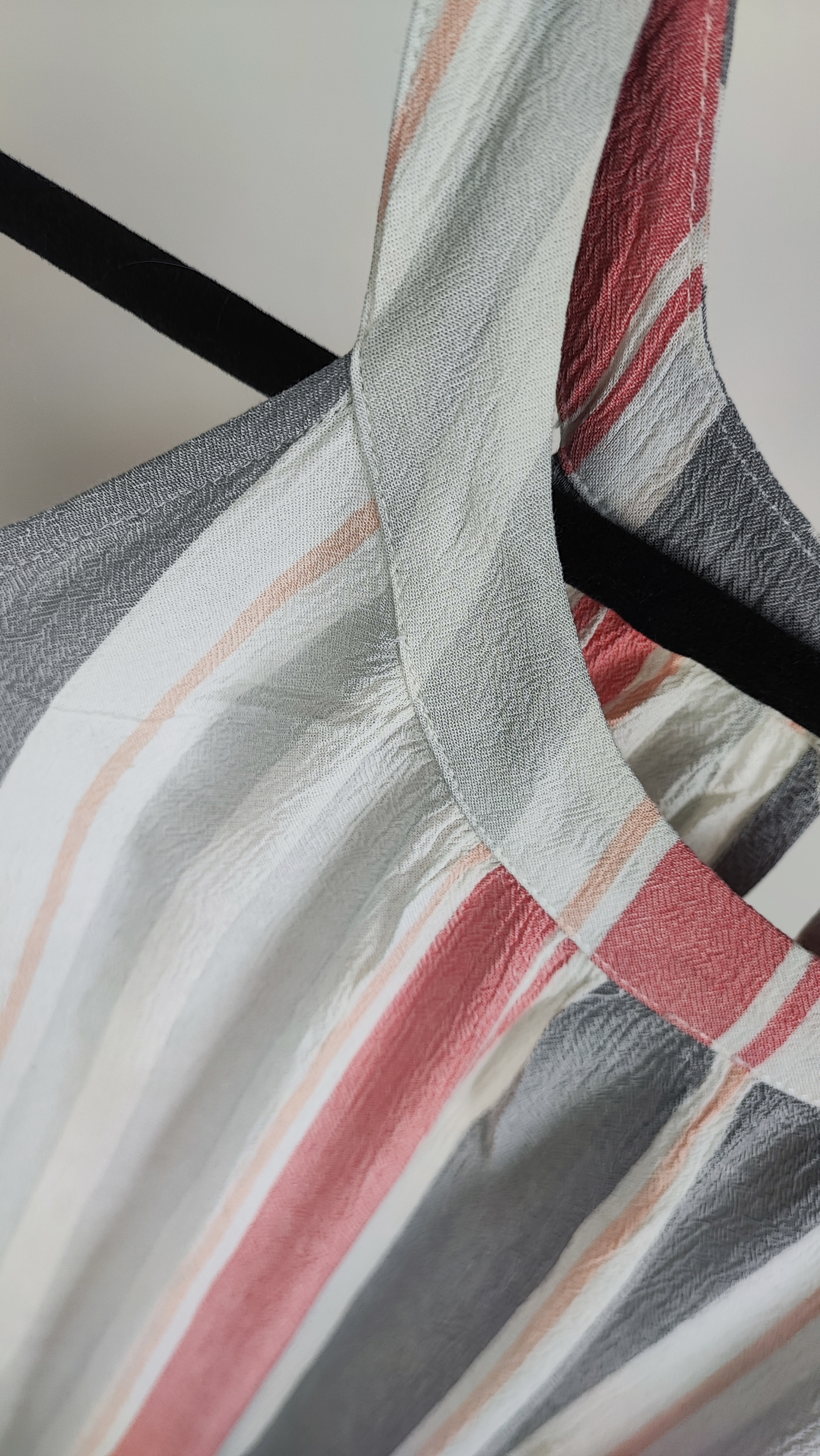 تاپ زنانه سایزبزرگ برند خارجی تورید رنگ راه راه صورتی و طوسی استوک وارداتی زرماه گالری