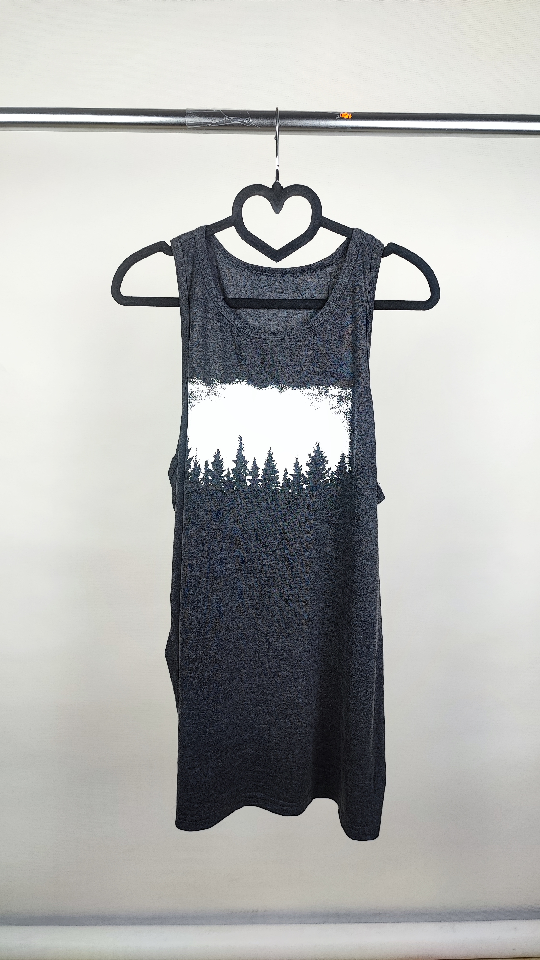 تاپ زنانه رکابی استوک اروپایی رنگ ذغالی با چاپ سفید طرح درختان جنگل مدل اسپرت و کژوال