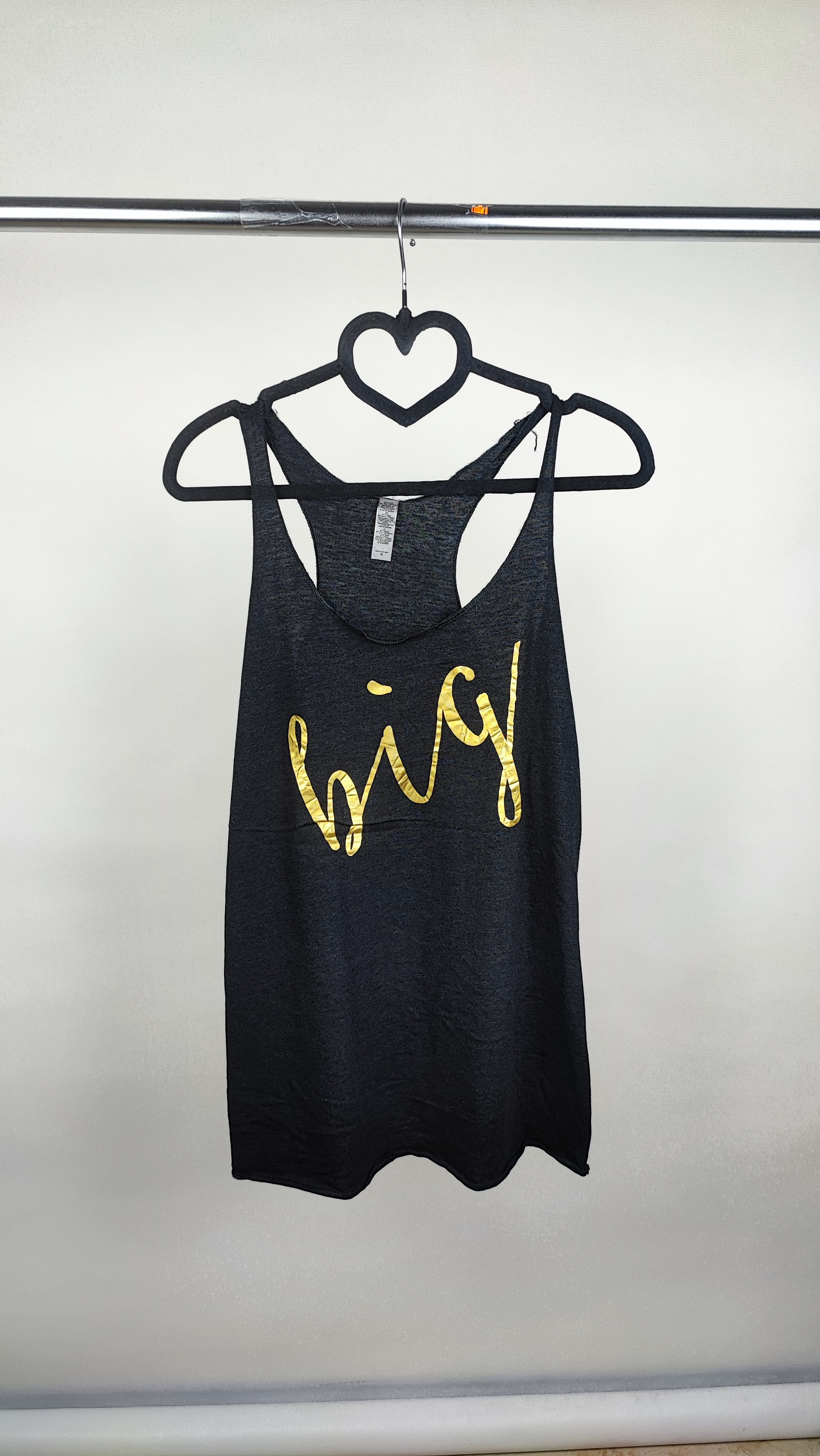 تاپ زنانه رکابی ذغالی با چاپ طلایی کلمه big وارداتی استوک از نمای روبهرو تنخور گالری زرماه