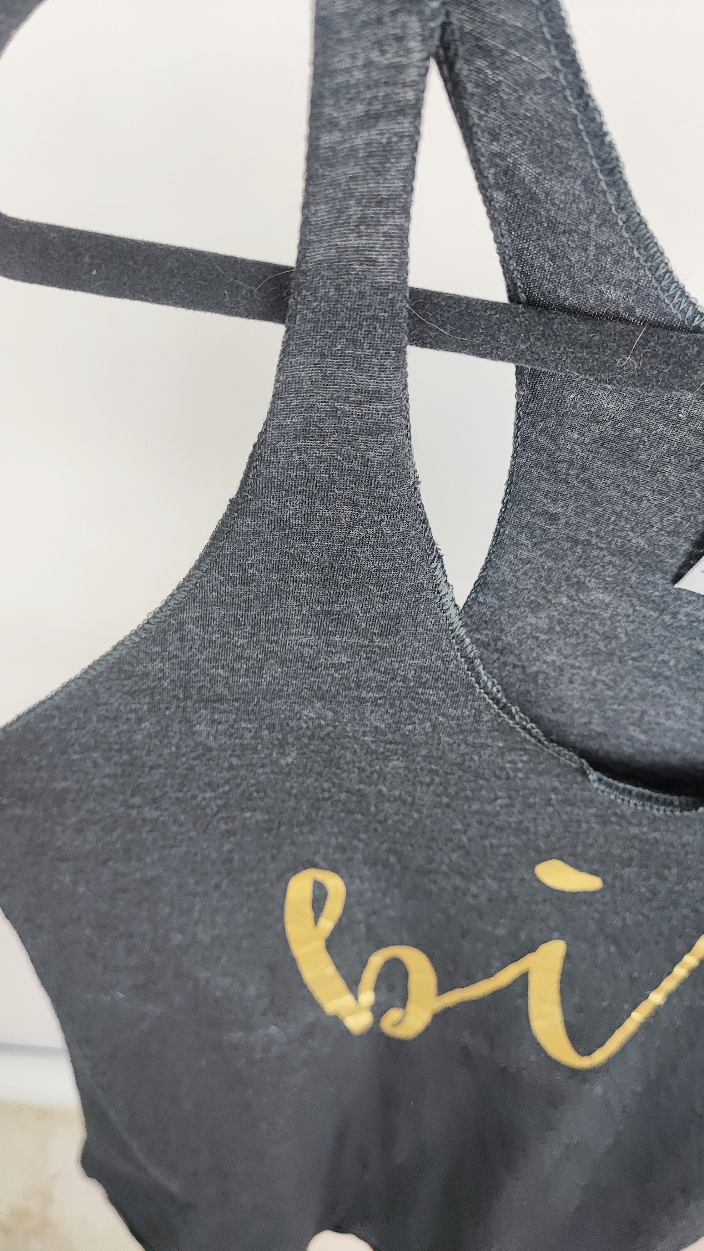 تاپ زنانه رکابی ذغالی با چاپ طلایی کلمه big وارداتی استوک از نمای روبهرو تنخور گالری زرماه