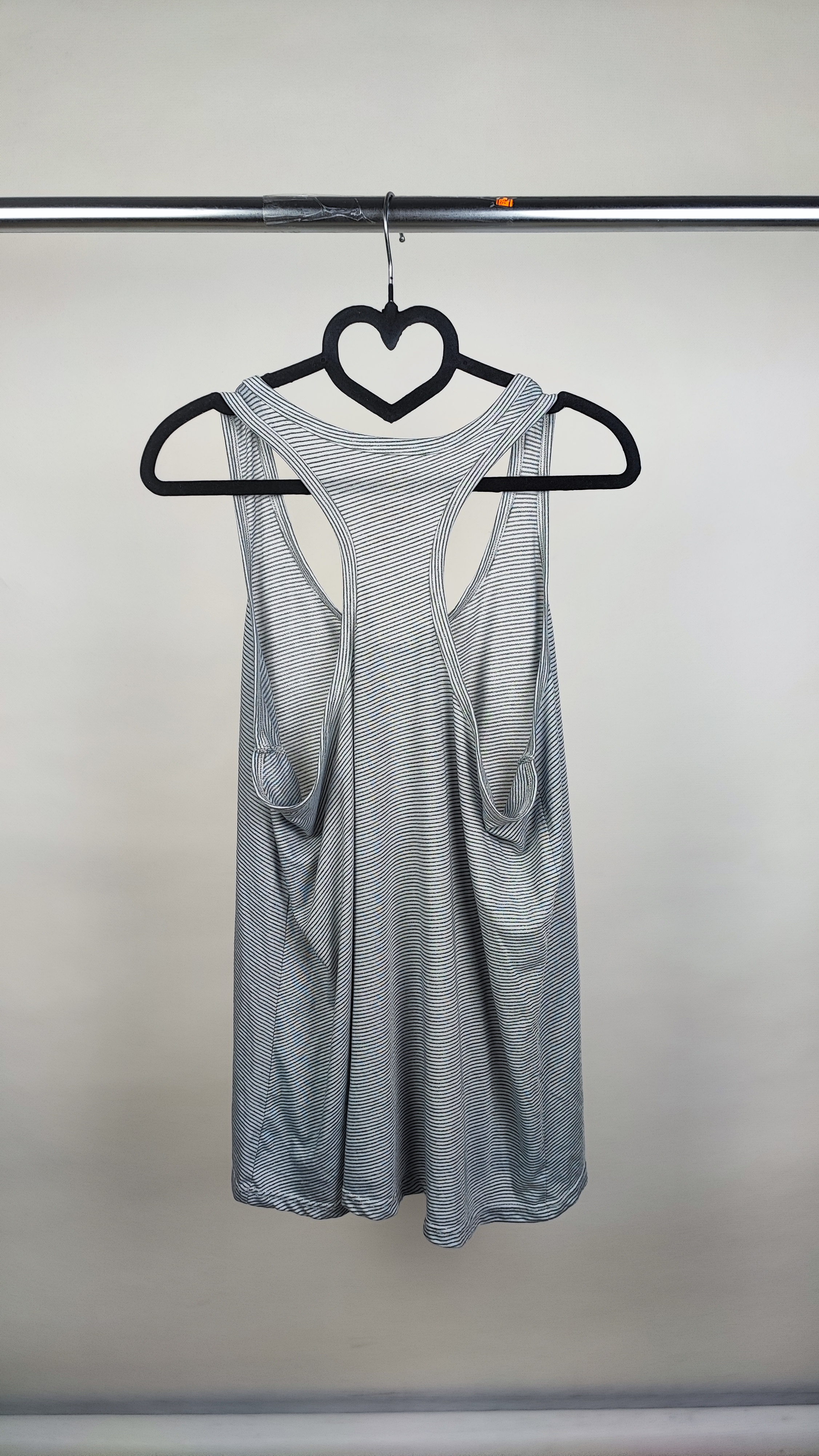 تاپ ورزشی زنانه برند Athletic Works راه راه ریز سفید و مشکی پشت قهرمانی کد 2 موجود در زرماه گالری