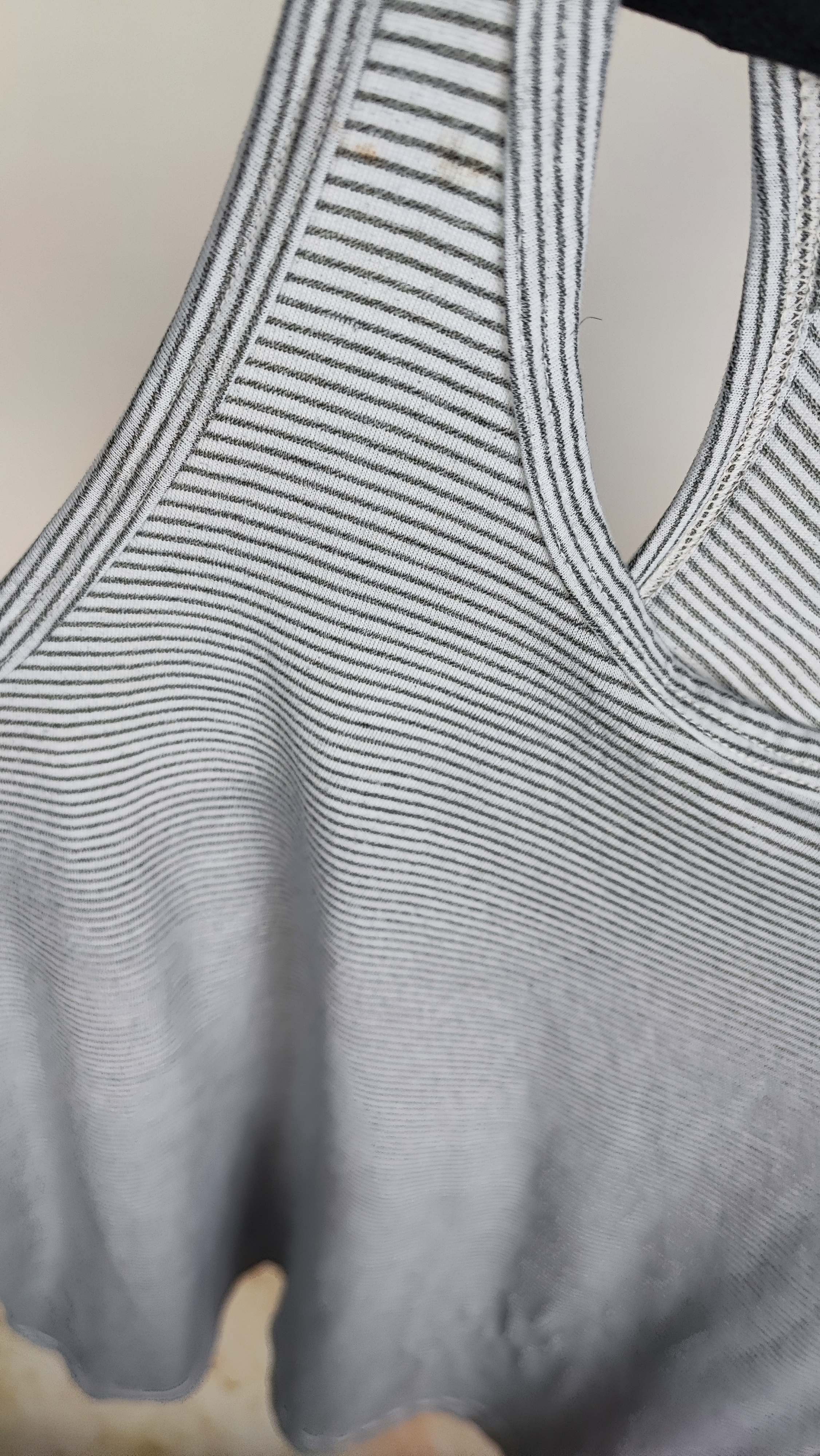 تاپ ورزشی زنانه برند Athletic Works راه راه ریز سفید و مشکی پشت قهرمانی کد 2 موجود در زرماه گالری