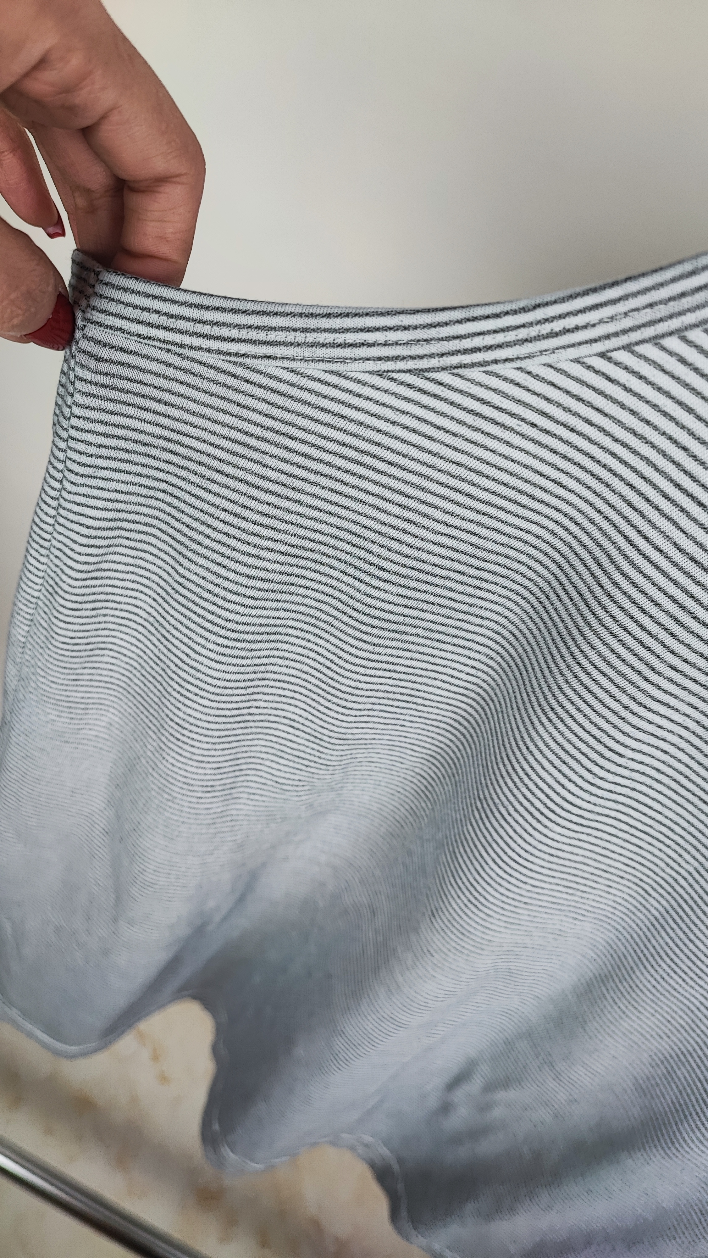 تاپ ورزشی زنانه برند Athletic Works راه راه ریز سفید و مشکی پشت قهرمانی کد 2 موجود در زرماه گالری